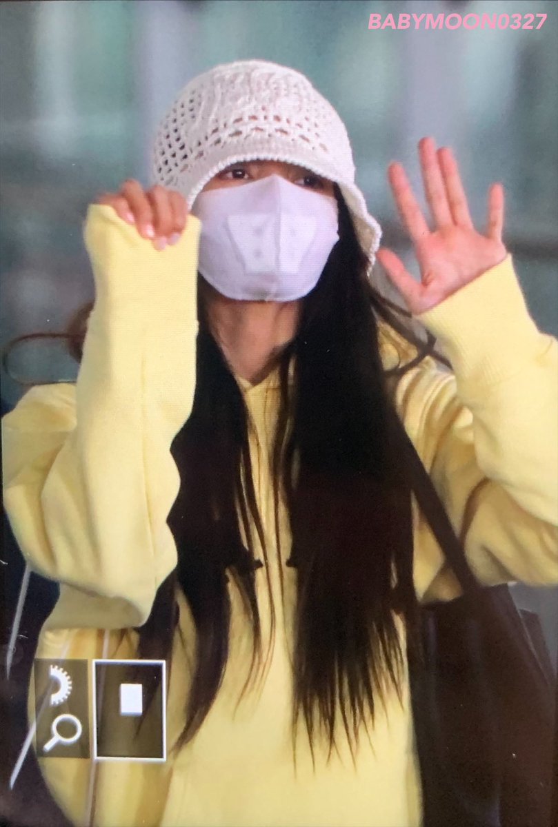 lalisahourIy's tweet photo. lisa safely arrived in thailand 🥺💛 https://t.co/wSz6KEMs47