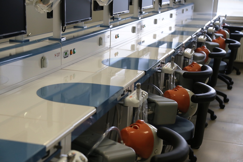 ASÜ Ağız ve Diş Sağlığı Merkezi Kuruldu

#Aksaray Üniversitesi’ne (#ASÜ) Ağız ve Diş Sağlığı Uygulama ve Araştırma Merkezi kurulmasına dair teklif Yükseköğretim Kurulu (#YÖK) tarafından kabul edildi ve hazırlanan yönetmelik Resmi Gazetede yayımlandı. Gerekli tadilat ve ruhsat