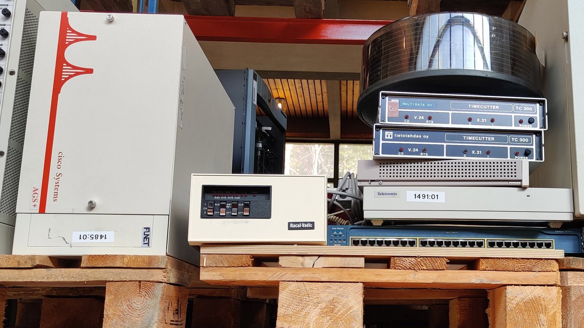 TIVIAry's tweet image. Kun Suomi Internettiin liitettiin 

Internetin juuret johtavat Yhdysvaltojen puolustushallinnon ARPANET-hankkeeseen 1960-luvulla. Suomessa syntyi 1980-luvulla puolestaan korkeakoulut yhdistävä FUNET-verkko.

➡ tivia.fi/uutiset/blogi-…

#TIVIA70 #FUNET #ARPANET #Internet