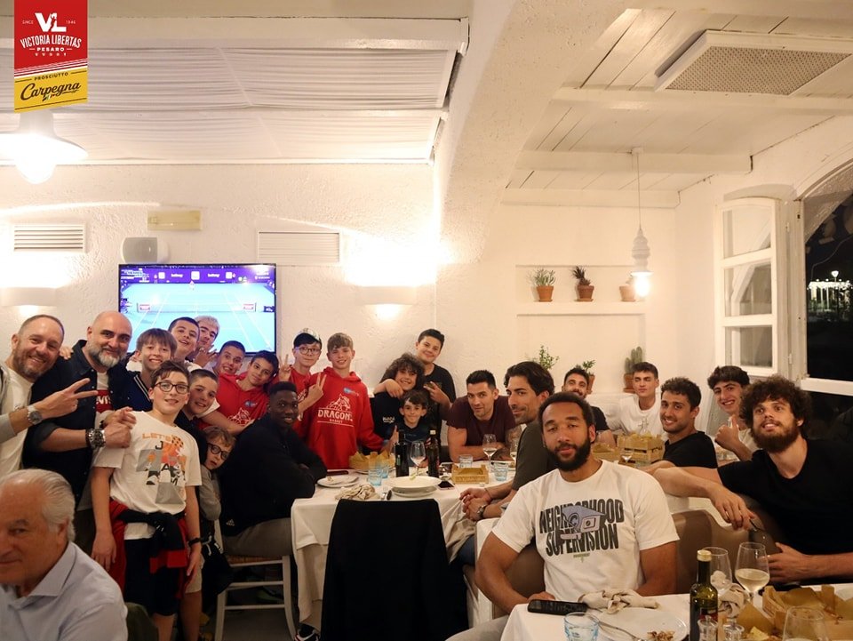 VLPesaro's tweet photo. Tutti insieme per una bellissima serata tra amici π
Squadra, staff tecnico, medico e organizzativo e il Consorzio Pesaro Basket ringraziano di π il ristorante pizzeria La Lampara per la splendida ospitalitΓ ππππ
π https://t.co/69ou6R6PjH βͺπ΄
#ioVL #GrazieRagazzi https://t.co/G4TTDpQW7X