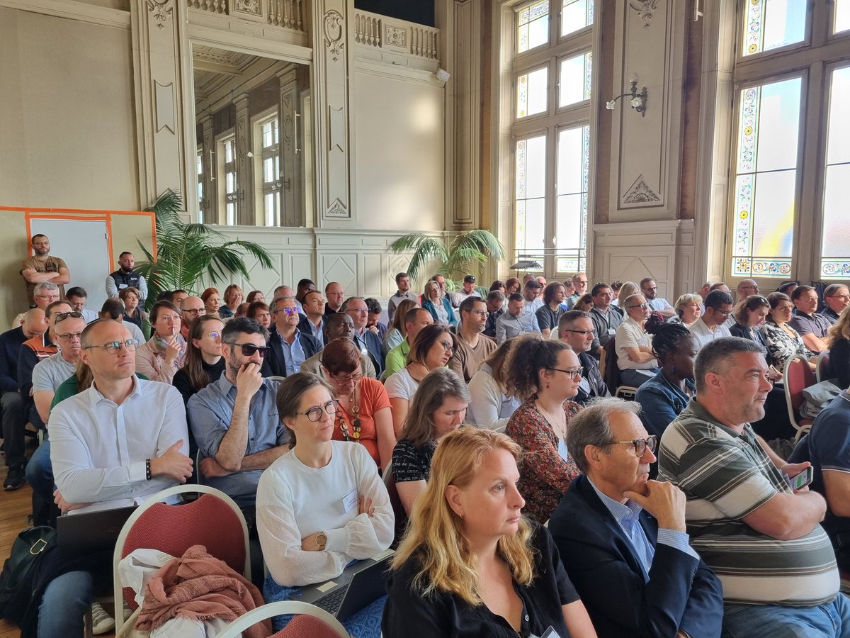 Mairie_Niort's tweet photo. #Niort accueille les Rencontres nationales de l'association des Villes pour la Propreté Urbaine. De nombreux élus et agents des collectivités venus de toute la France échangent sur leurs expertises et actions mises en place pour lutter contre les incivilités. #NiortDurable2030 https://t.co/aM45TKNY9M