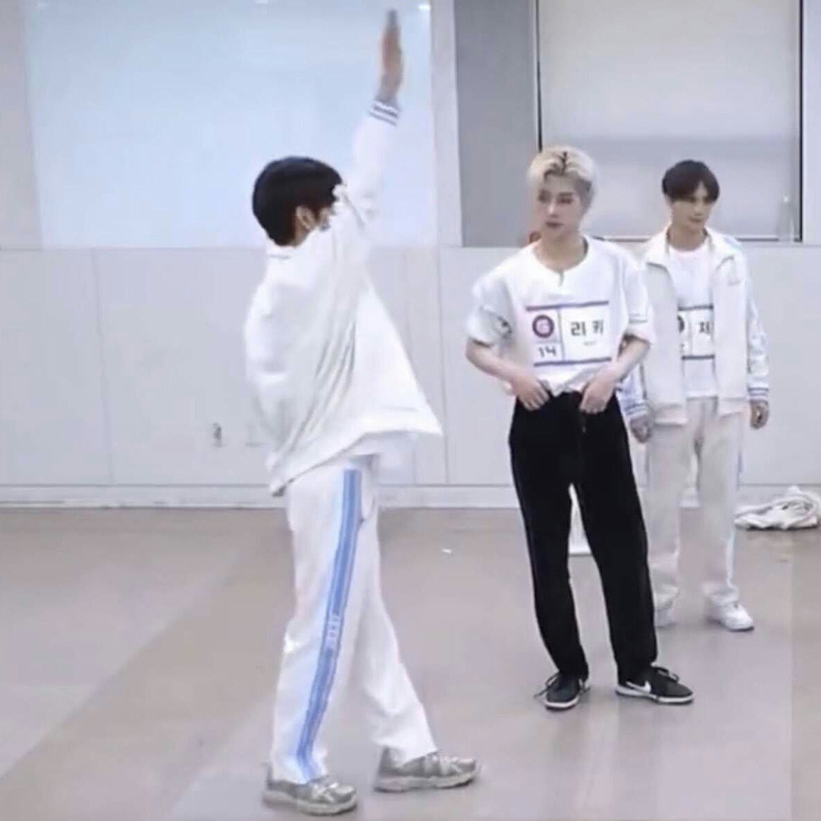 leejeonghyeons's tweet photo. lee jeonghyeon who raises his hand and patiently waits when he has something to say, lee jeonghyeon who points to someone with his entire hand instead of a single finger, lee jeonghyeon who hands water with both hands, lee jeonghyeon who gives hugs to comfort others… https://t.co/hGFA7XNLOB