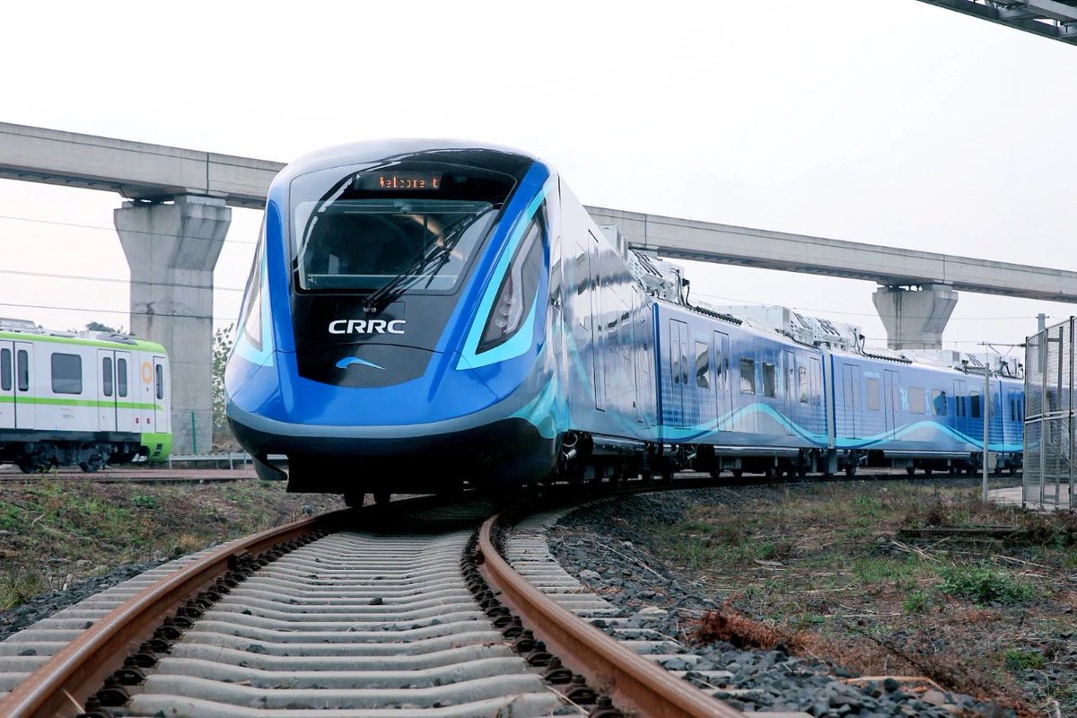 Le géant chinois CRRC a dévoilé son 1er train urbain léger à hydrogène à Shanghai (vitesse maximale 160 km/h - autonomie de 600 km). L'utilisation de l'hydrogène en Chine ne garantit pas la réduction des émissions carbone (seul 1% de la production totale est de l'hydrogène vert