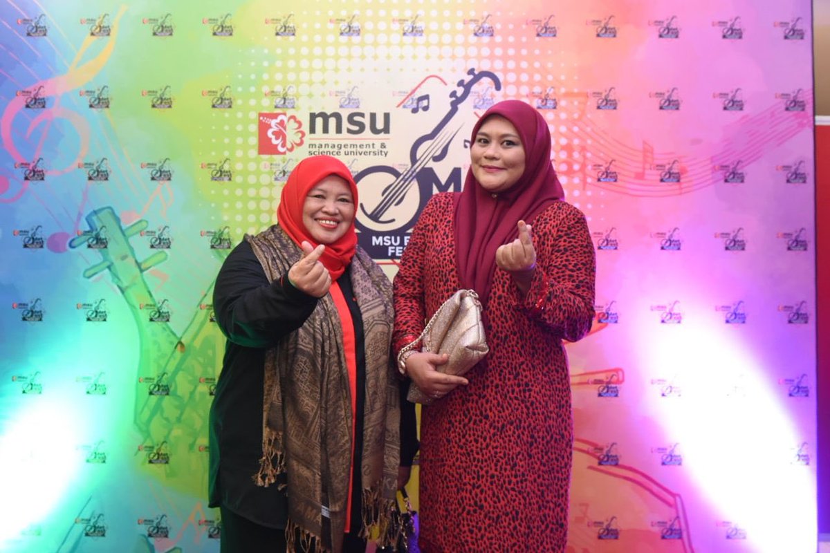 MohdShukriYajid's tweet photo. Tq to HE Dr Fahad Alshemmeri, Cultural Attache’ of the Kingdom of Saudi Arabia Embassy in Malaysia, Chargé D'affaires of the Kingdom of Bahrain Embassy, HE Rashad Farooq Mohamed Saleh Al Shaikh and YM Dayang Hjh Megawati of Brunei High Comm at #MetFest2023. A pleasure indeed. https://t.co/hTVrVWfokO