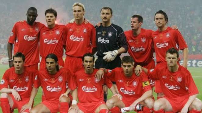 TribunLFC_Indo's tweet photo. Tahun 2005 merupakan Awal mula fanbase liverpool meledak di Indonesia.

Banyak fans bola di indonesia yang tiba-tiba menyukai liverpool di tahun ini berkat comeback spektakuler melawan the dream team ac milan😍🔥

Kalian fans liverpool angkatan keberapa reds?🫢 https://t.co/RhuyMD7sln