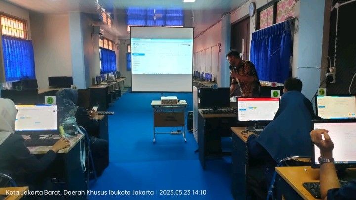 WisnuVb's tweet photo. Pelatihan pengoperasian Oriviu untuk operator sekolah dan guru di SMPN 159 Jakarta. Selamat datang di Oriviu 🎉 https://t.co/tGiM2NRjKn