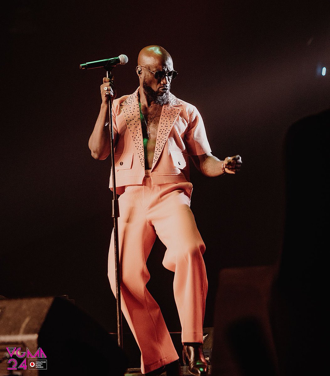 Kwabena kwabena @kbkbmuzic with the grove at the 24th Vodafone Ghana Music Awards . #24thvgma