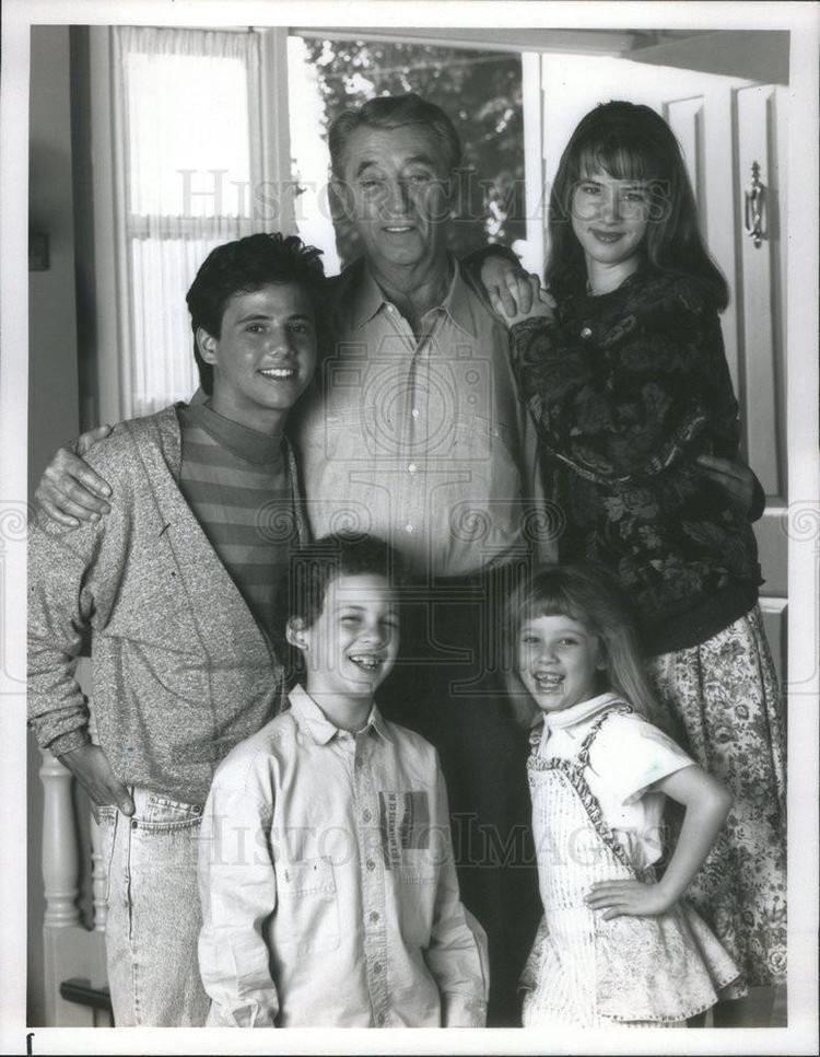 FORGOTTEN TV SHOWS: A FAMILY FOR JOE, 1990 NBC #AFamilyForJoe #RobertMitchum #sitcom #tvshow #JulietteLewis #BenSavage #orphans #homelessman #NBC #1990s #WTF #forgottentvshows