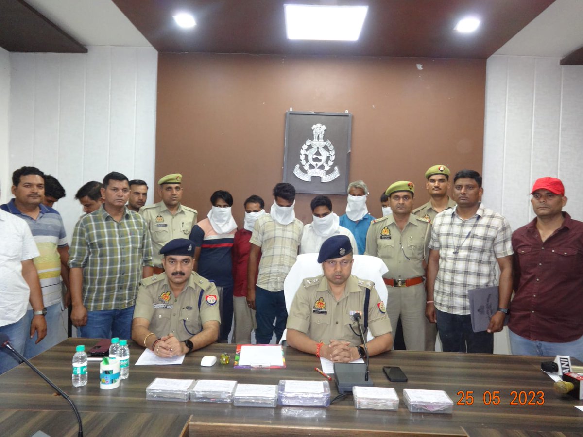 mathurapolice's tweet photo. ➡️थाना हाईवे व S.O.G. टीम जनपद मथुरा पुलिस को मिली बड़ी सफतला,
➡️06 अन्तर्राजीय चोरों को किया गिरफ्तार,
➡️10 चोरी के ट्रैक्टर, चैसिस नम्बर व इंजन नम्बर बदलने के लिए प्रयोग की जाने वाले उपकरण बरामद।
#UPPolice
#adgzoneagra
#igrangeagra
#SSP_MTA https://t.co/suLjjYYOd2