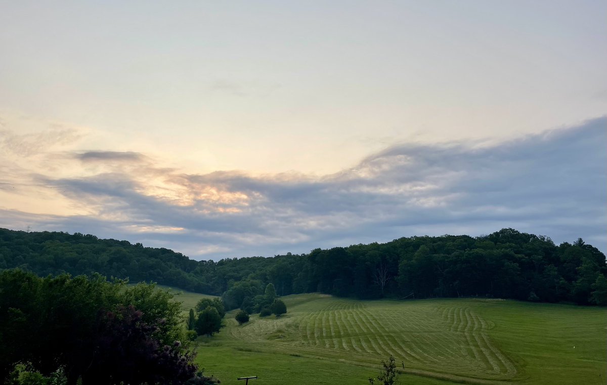 #Crozet few clouds this AM but dry, seasonable weather will prevail. Tonight lows to 40’s!  Wknd some clouds but fcst is tough with cut off low to our south. Most rain to our south as well but this is subject to change - stay tuned.  Highs in 70’s