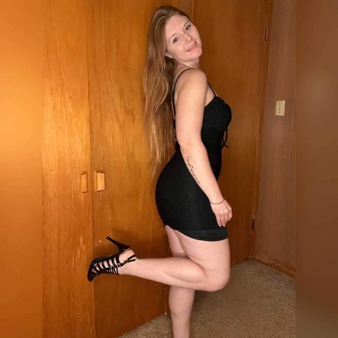 EsmeCarolline's tweet photo. Say hi if I’m your type! Retweet if you'd take me on a date https://t.co/ypNEmR4Q6O