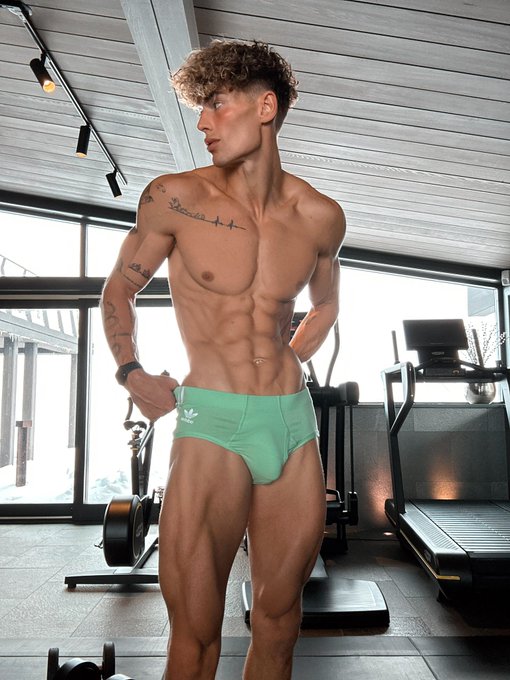 Do you think I&rsquo;m ready for summer ? 😅💦  Let&rsquo;s make some workout together 💪😈 https://t.co/T4NDZBVChr