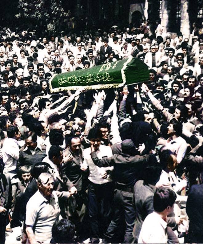 Her şey akar, su, tarih, yıldız, insan ve fikir;
Oluklar çift; birinden nur akar; birinden kir.

***
İnsan üç beş damla kan, ırmak üç beş damla su;
Bir hayata çattık ki, hayata kurmuş pusu.
Geldi ölümlü yalan, gitti ölümsüz gerçek;
Siz, hayat süren leşler, sizi kim diriltecek?