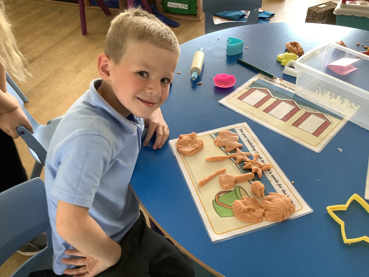 llanrhidianp's tweet photo. #LlanPengwin have had a busy morning exploring their choice and challenge areas and activities. #LlanExp #LlanChandCh 👩🎨🎨🧑🎨 https://t.co/4fJrLmMh6X