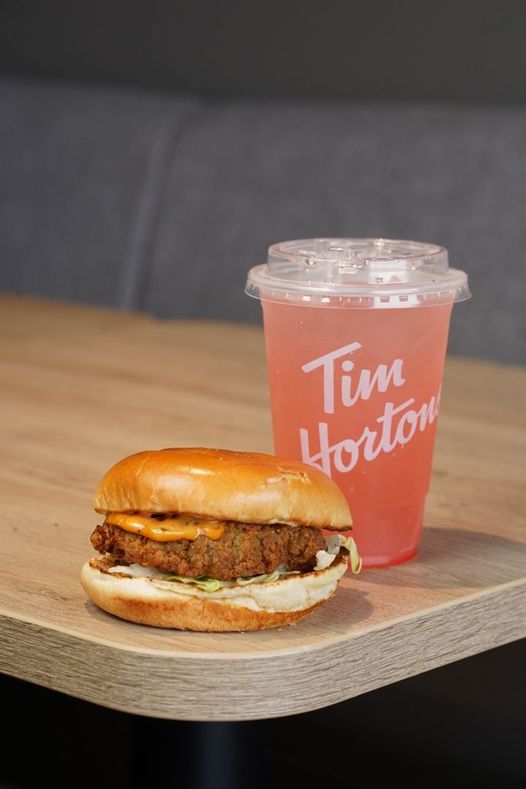 No dinner plans? Tim Hortons will sort you out 😉 Grab your perfect pairing today! A Tims® Crispy Chicken Sandwich for only £2.99 when you buy any medium or large drink😮