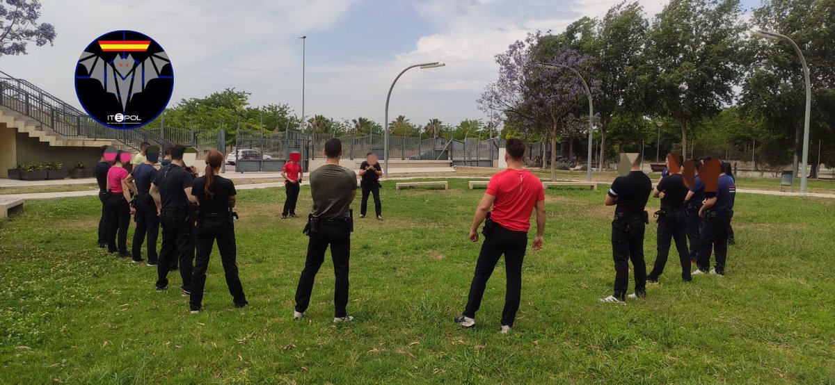 ITEPOL_COM's tweet image. Empezamos con la parte práctica. Calentamiento y posiciones básicas de entrevista y combate. El material importante para realizar las técnicas seguras, y un botiquín completo para lo que pueda venir.
#itepolepviv #itepolformacion #itepol