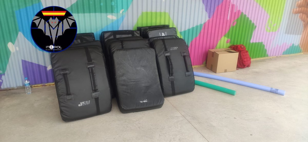 ITEPOL_COM's tweet image. Empezamos con la parte práctica. Calentamiento y posiciones básicas de entrevista y combate. El material importante para realizar las técnicas seguras, y un botiquín completo para lo que pueda venir.
#itepolepviv #itepolformacion #itepol