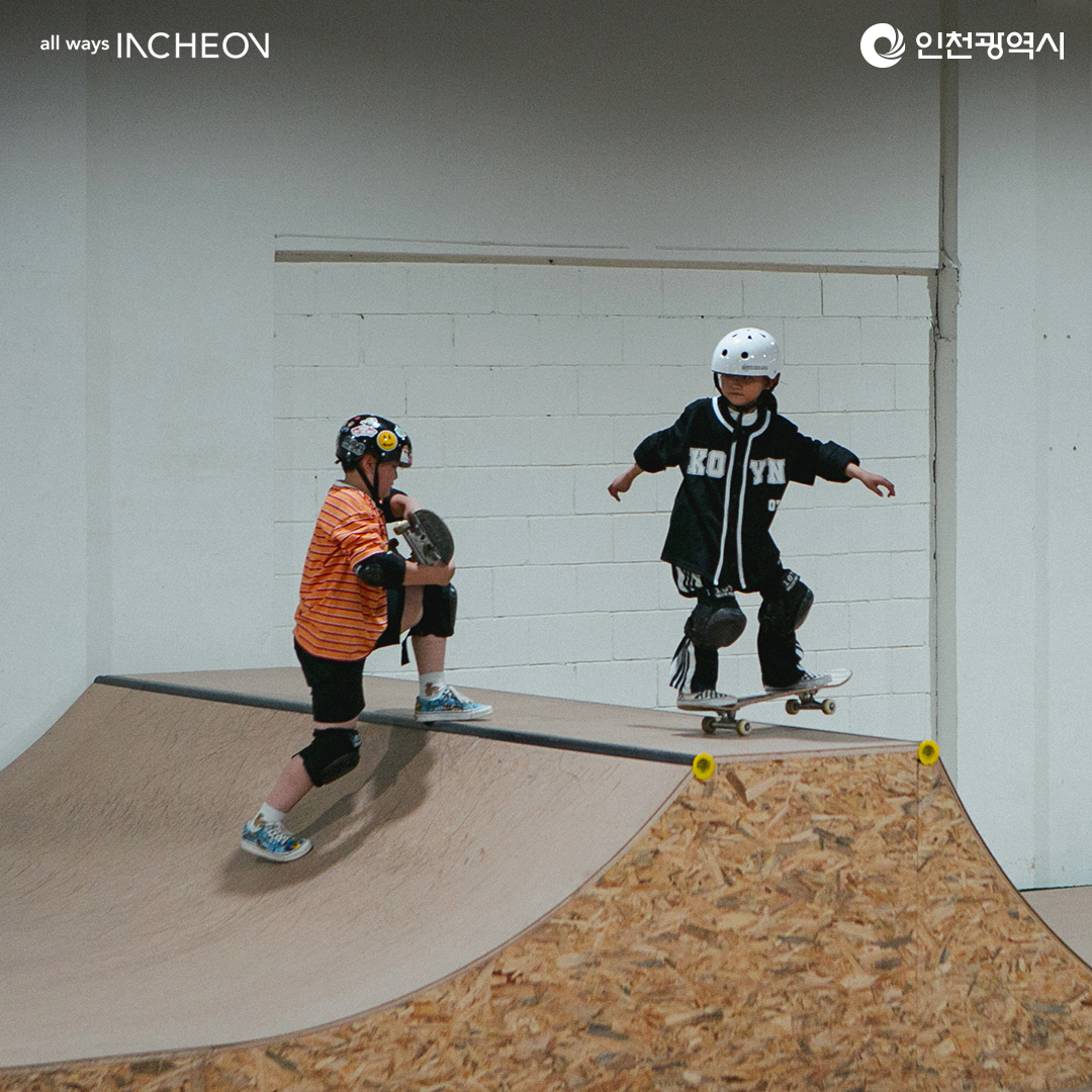 incheon_gov's tweet photo. 신나는 스케이트 클럽🛹
💖알록달록 나만의 보드를 타고
실내에서 신나는 스케이트를
즐기러 떠나볼까요~?👋
아이부터 어른까지 즐겁게
스케이트를 배우며🎶
신나는 하루를 만들어 봐요😆
#스케이트 #스케이트보드
#보드연습 #보드강의
#보트타는법 #보드배우기
#스포츠 #K88 #스케이트클럽 https://t.co/EihS2u7lFV