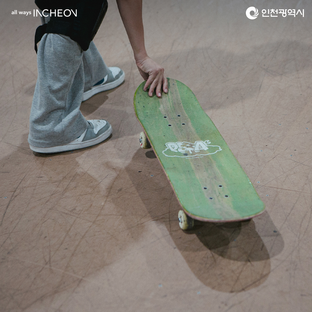 incheon_gov's tweet photo. 신나는 스케이트 클럽🛹
💖알록달록 나만의 보드를 타고
실내에서 신나는 스케이트를
즐기러 떠나볼까요~?👋
아이부터 어른까지 즐겁게
스케이트를 배우며🎶
신나는 하루를 만들어 봐요😆
#스케이트 #스케이트보드
#보드연습 #보드강의
#보트타는법 #보드배우기
#스포츠 #K88 #스케이트클럽 https://t.co/EihS2u7lFV