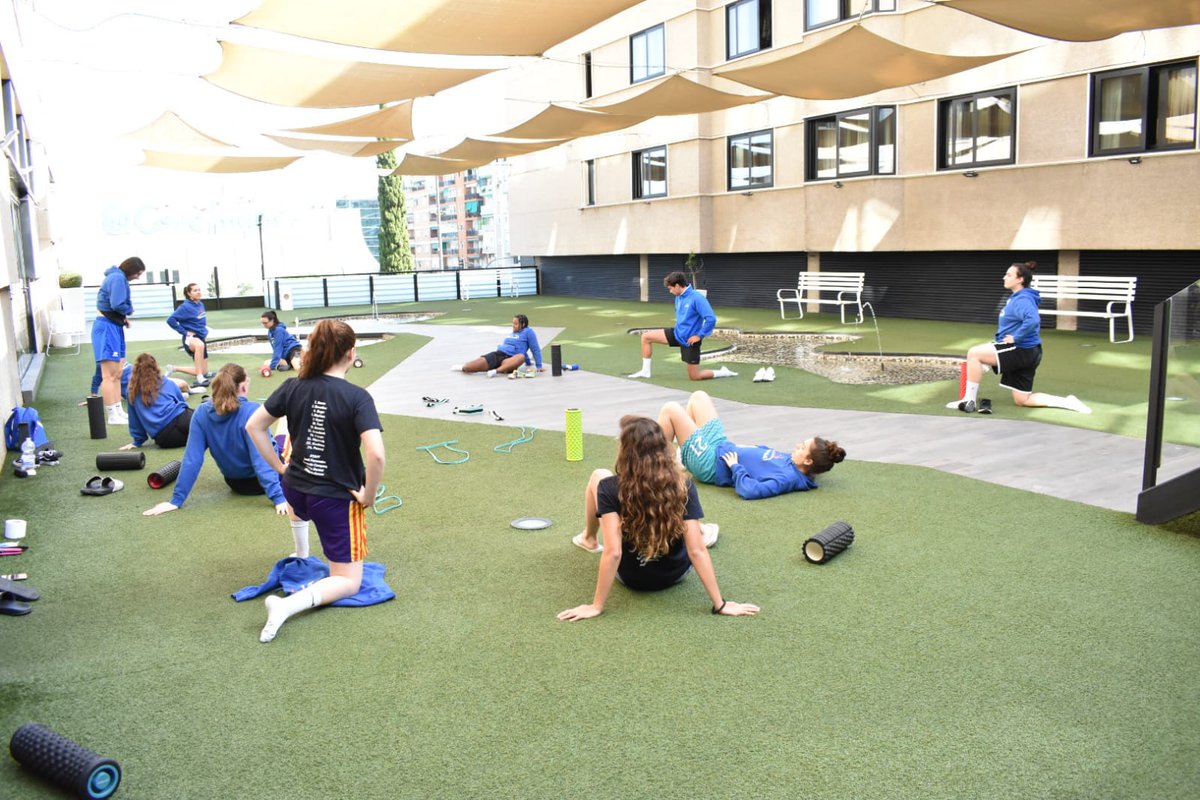 basquetcalvia's tweet photo. 💪🏻 Las chicas del Aleris Calvià realizan una sesión de estiramientos en el hotel de concentración antes de su debut en la #FaseAscensoLF2 (13 horas)

💻 Enlace partido:
https://t.co/bT59MpIaue

#respirabàsquet #JugamJunts https://t.co/QfxKFakPG3