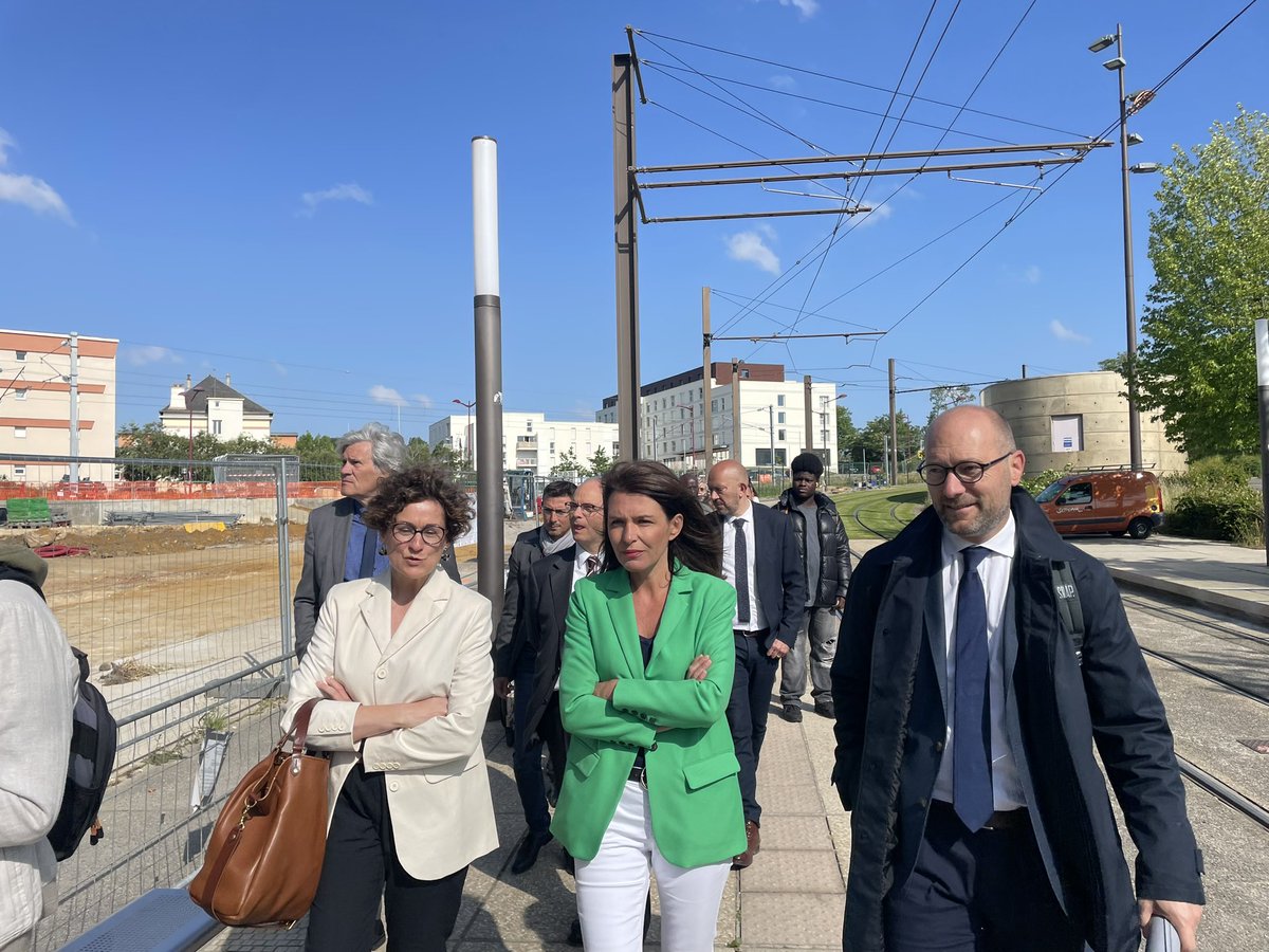 🚆 Visite du chantier de la nouvelle halte Le Mans-Hôpital : ouverture fin août 2023.
Un investissement pour :
🔹Accompagner l'aménagement d'un nouveau quartier
🔹Développer l'offre de mobilité de l'étoile Mancelle
🔹Renforcer les connexions Le Mans-Laval et Le Mans-Alençon.