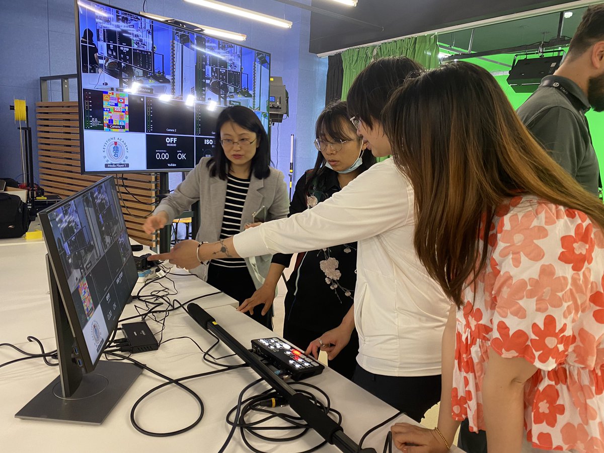 LiangKivi's tweet photo. So much fun showing teachers how to film with different Green Screen setups and multi am to look awesome! @watnunu #greenscreen #flim #MakerKitchen https://t.co/bSg5p17Pq4