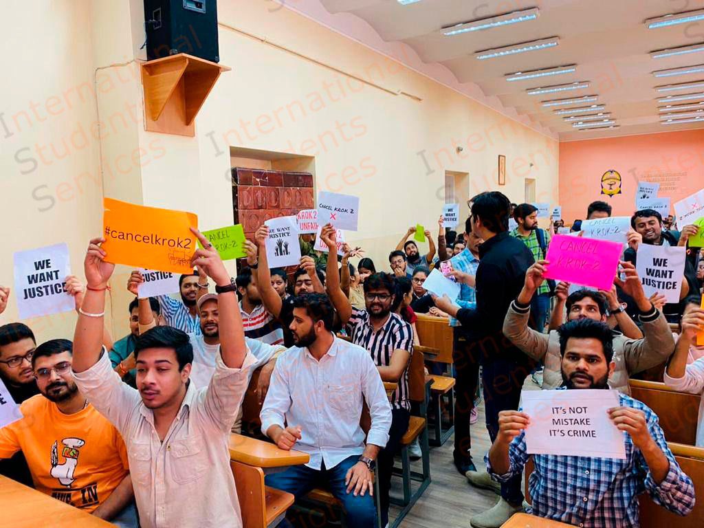 StudyIss's tweet photo. Today medical 🏥 students 🧑‍🎓 👨‍🎓 👩‍🎓 protesting against Krok 2 medical exam

#krok #medicalexam #exam #medicine #medicaluniversity
#ISS #protesting #ISScompany #foreignerstudents #foreignersinukrainemedia #foreignersinukraine #foreigners #immigration #immigration2Ukraine https://t.co/mwtmoDL7oX