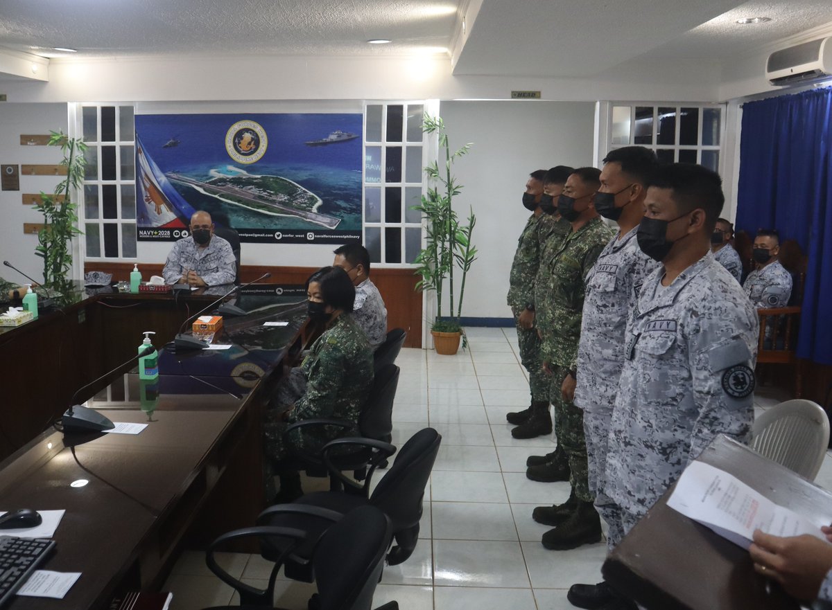 IN PHOTOS: The Naval Forces West held a simple Awarding Ceremony for Outgoing KIG Personnel and NFW Mission Team at Naval Station Apolinario Jalandoon, Puerto Princesa City on May 24, 2023.

👀👉facebook.com/plugins/post.p…
