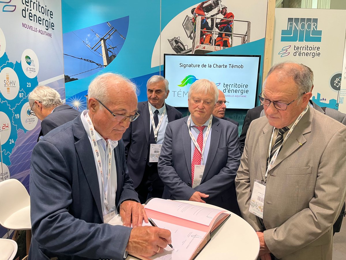 Hier, le Président du SIEDS, Roland MOTARD, était présent avec ses homologues du TENAQ et la <a href="/fnccr/">FNCCR</a> aux Assises de la Transition Énergétique à Bordeaux.

📝 Signature de la convention de partenariat "Néo Terra" 2023-2025 et de la charte du <a href="/ReseauTemob/">Réseau Témob</a>