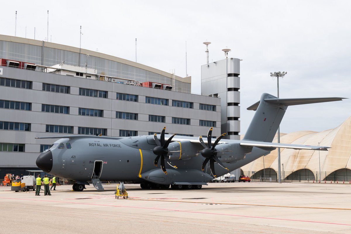 AirbusDefence's tweet photo. #Airbus engineers work alongside @RoyalAirForce personnel to provide routine maintenance 24/7 for the #UK’s entire #A400M fleet at #RAF Brize Norton. 🇬🇧 In the week the MOD received its final delivery from Seville 🇪🇸, read how Team Atlas works to keep this amazing #aircraft in tip top condition to fulfill its important missions: https://t.co/XAPg1k9oQZ