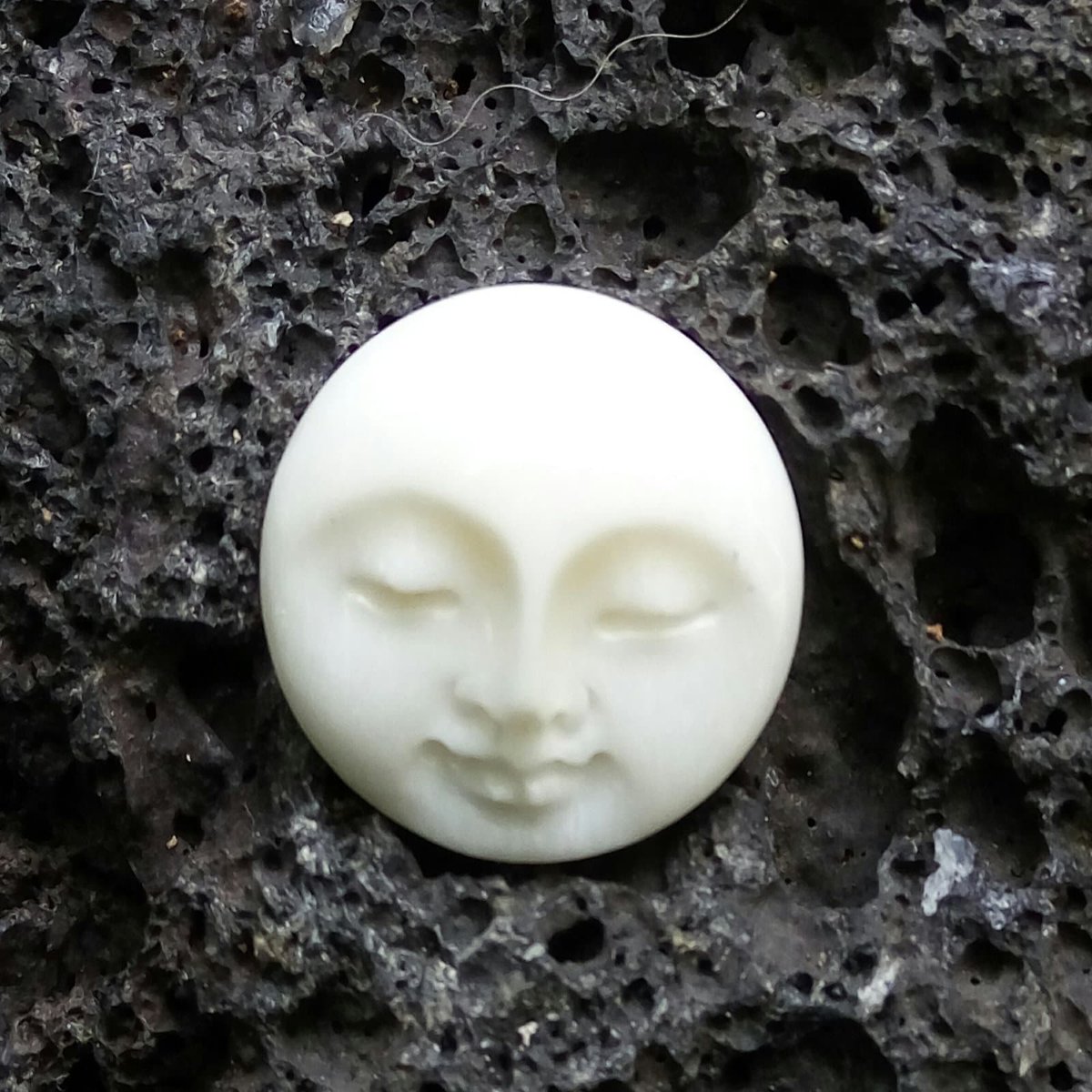 jerogingsir's tweet image. Moon Face 15MM, 5x Wholesale, Carved Buffalo Bone, Moon Face, Moon Pendant, Moon Charm,Silver Wrap, Necklace Pendant E167 etsy.me/3BSRQlB #bonehorn #carvedbuffalobone #silverwrap #moonface #bone #moon #moon