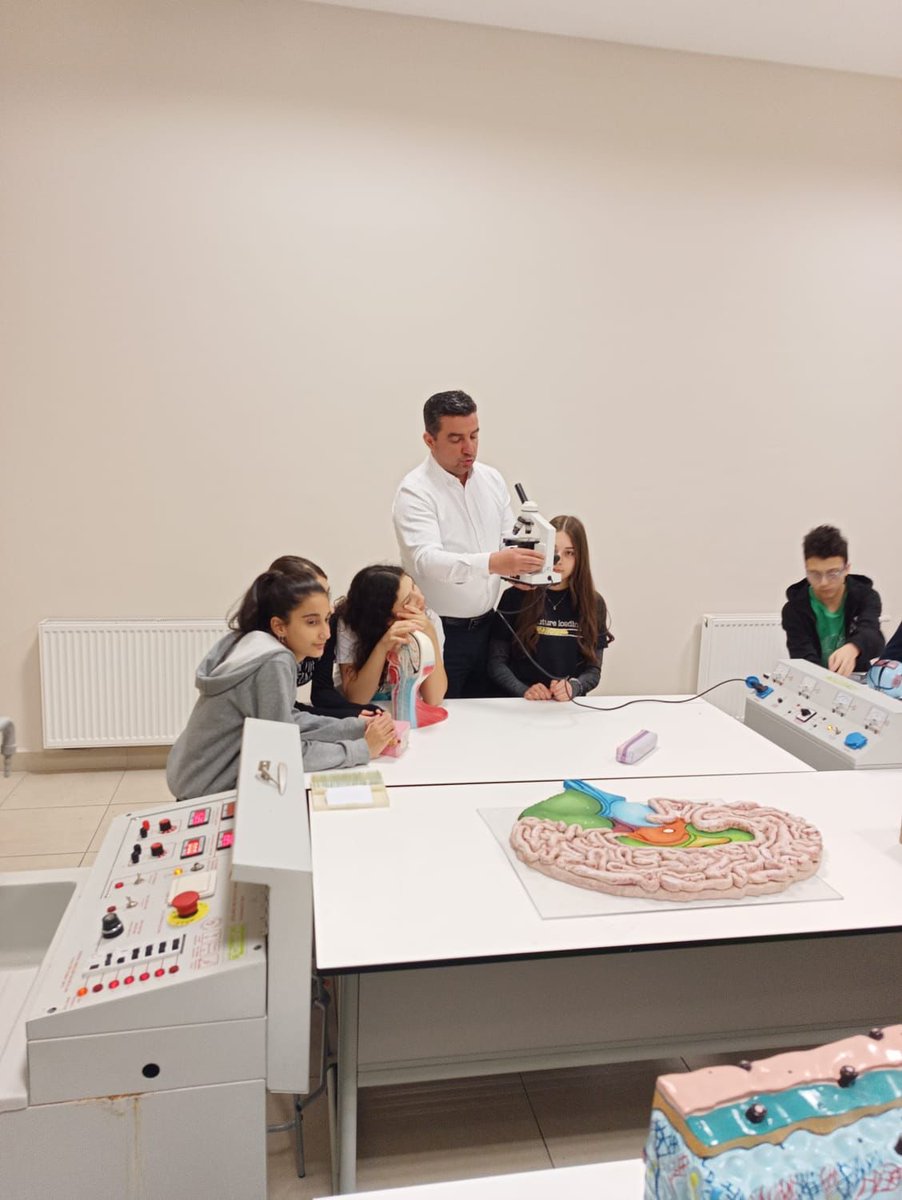 melysafrt's tweet photo. Halkalı Atakent Doğa Koleji 8.sınıf öğrencilerimiz,DoğaLLise ile "Lisede  Bir Gün" geçirip liseli olmanın keyfini çıkardılar.@fserkanbalci @isilyaylacan @Azrafraarzu1 @binici_yesim https://t.co/l8dn46dh5z