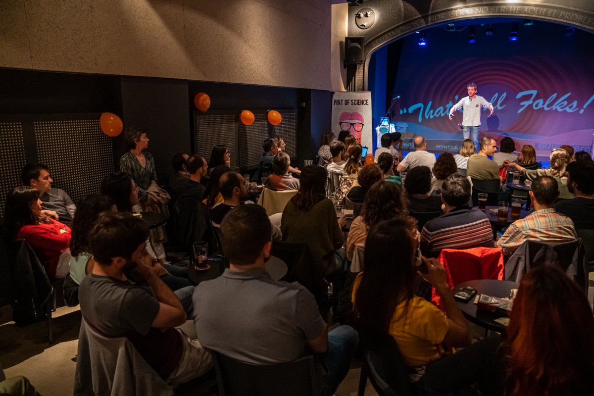 unirioja's tweet image. 🍺⚗️ El broche final del #Pint23Log en @LaSalaNegra lo pusieron @JulioFern81 explicando la importancia de la reacción de producción de hidrógeno y María Pilar García Del Moral entrevistando a un agujero negro 

@RSEQUIMICA
@InstitutoIER
@doctoradoUR
#Pint23ES
@pintofscienceES