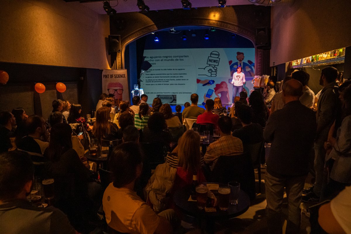 unirioja's tweet image. 🍺⚗️ El broche final del #Pint23Log en @LaSalaNegra lo pusieron @JulioFern81 explicando la importancia de la reacción de producción de hidrógeno y María Pilar García Del Moral entrevistando a un agujero negro 

@RSEQUIMICA
@InstitutoIER
@doctoradoUR
#Pint23ES
@pintofscienceES