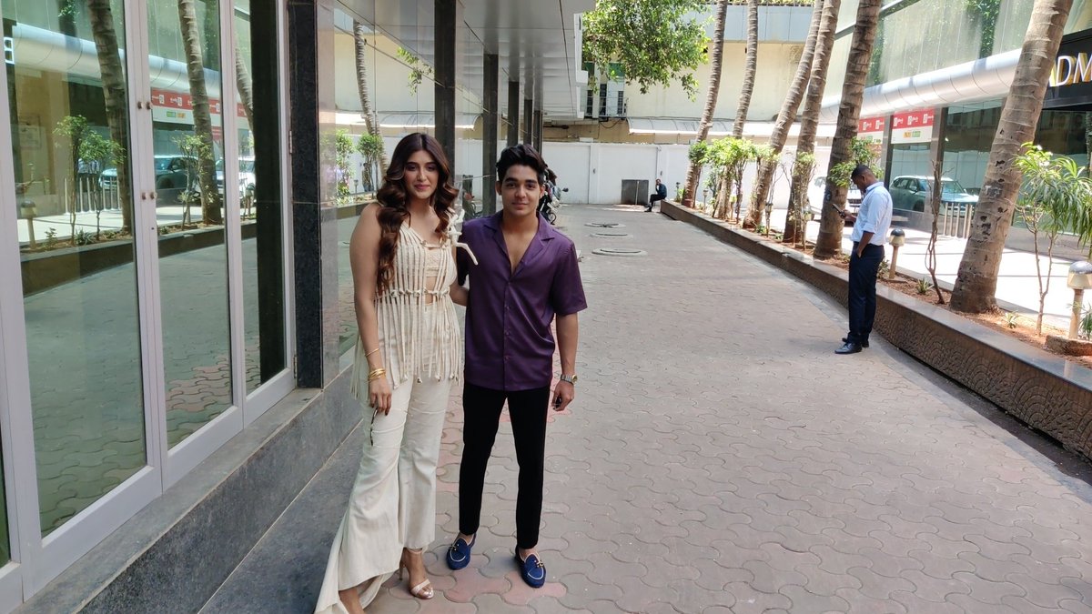 BollyTellyBuzz's tweet photo. IN PICS | Spotted 📸: #NimritKaurAhluwalia and #RohitZinjurke were papped together in the city today https://t.co/GKXTXf5vLq