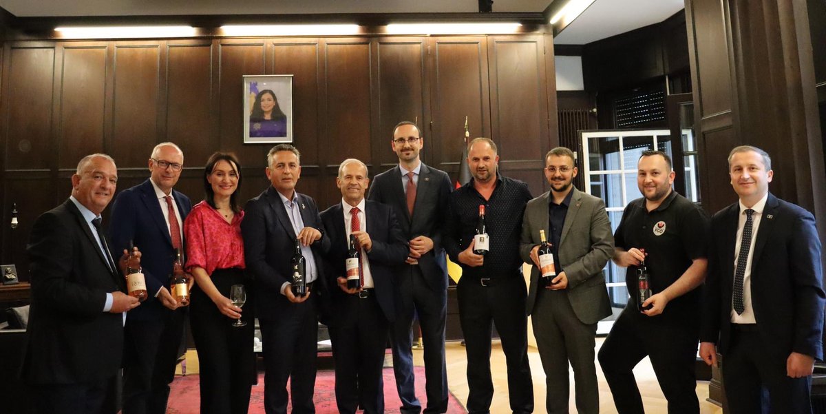 FarukAjeti's tweet photo. Weinprobe 🍷 aus der Republik Kosovo 🇽🇰 in Berlin
Die Vielfalt der 🇽🇰 Weine 🍇 👇🏻
Bodrumi i Vjetër, Muja – Rahovec, Suhareka, Labi Wine, Kosova Wine & Risons Distillery and Winery. @MFAKOSOVO @KosovoinDe #kosova15 #kosovoinDe #Winetasting https://t.co/pL69asK1bv