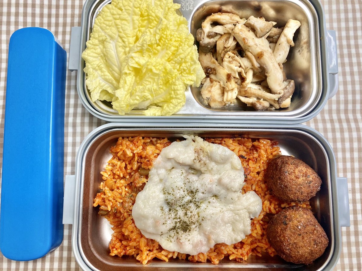 식물성 김치 볶음밥과 비건 모짜렐라 치즈, 팔라펠, 배추, 구운 버섯입니다~
이 도시락 통은 오랜만에 가져온 것 같아요😜
원래 비건치즈를 올리면 전자렌지에 돌리는데 생각해보니 이건 스텐이라 돌릴 수가 없어 팬에 치즈를 녹여 올려 왔답니다😜
밥 챙겨드시고 건강하세요〰️‼️