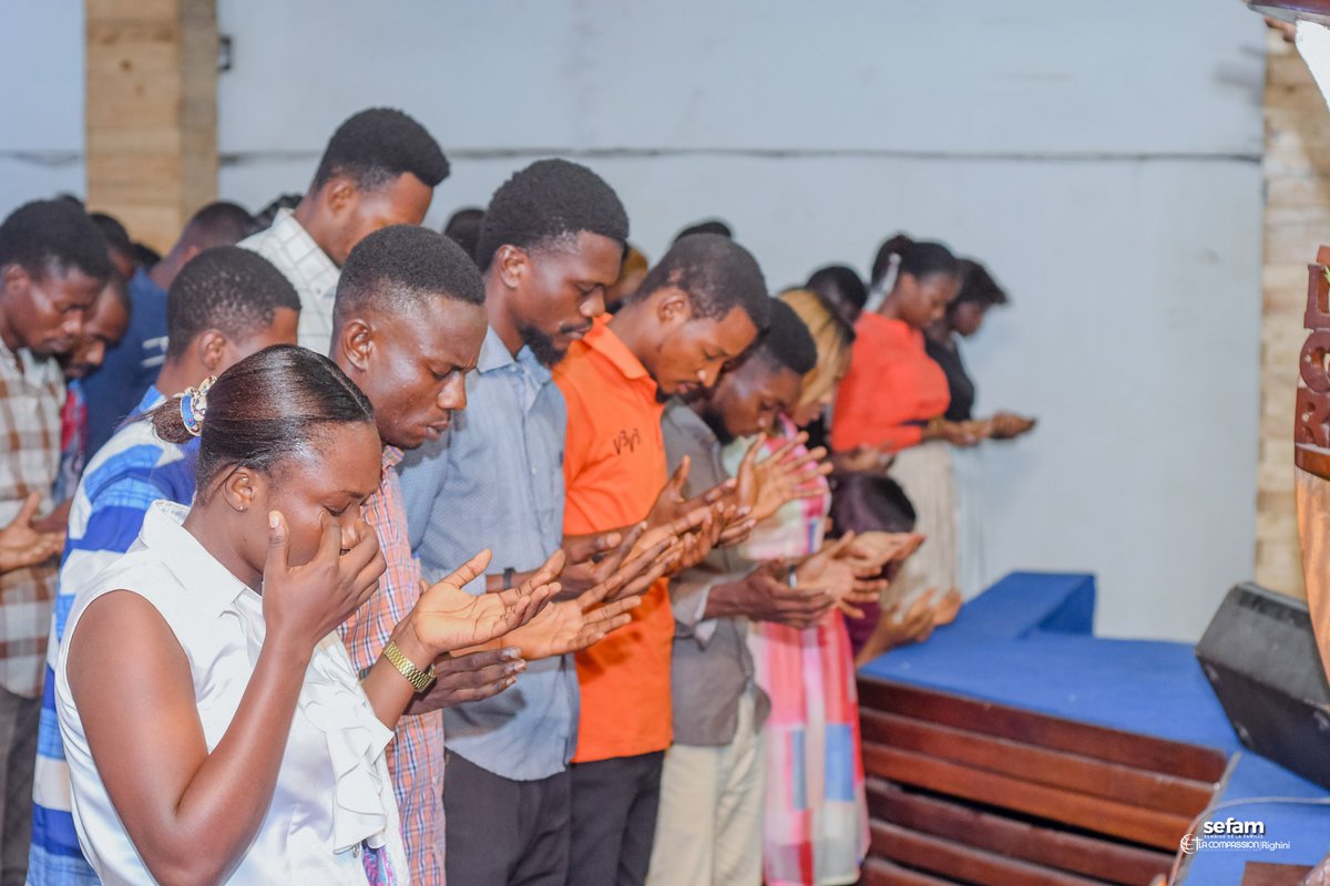 LaCompassionLCR's tweet photo. SEMAINE DE LA FAMILLE [SEFAM] | JOUR 2

Orateur : Pasteur JUD'ELIE KINGOMBE 

Thème : La famille face à l'argent 

S/thème : Les Jeunes face à l'argent 

#LaCompassionRighini #LCR #Semainedelafamille #Sefam https://t.co/pjHuZKzYyt