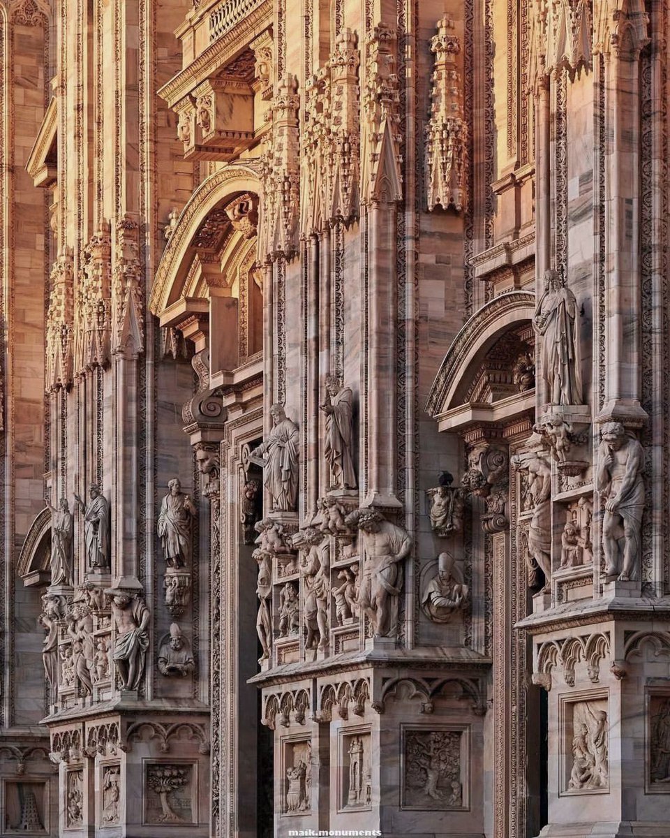 Poetry sculpted out of reverence.

(Duomo di Milano)