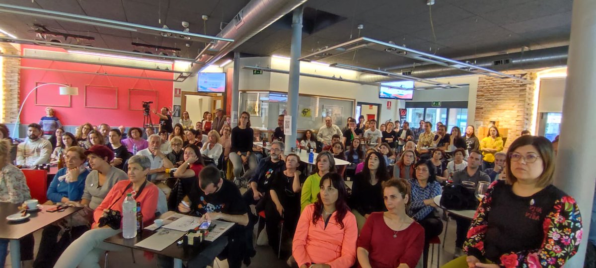 UVaPalencia's tweet photo. Las investigadoras del Campus @Ruthcms e @hidrodele son coordinadoras del @pintofscienceES  🧠🍻

El festival de la divulgación en bares se ha celebrado del 22 al 24 de mayo en el Café Amable de Valladolid 📌 de manera simultánea con más de 55 ciudades españolas. 🫶

(Más) https://t.co/GVvTwod01H