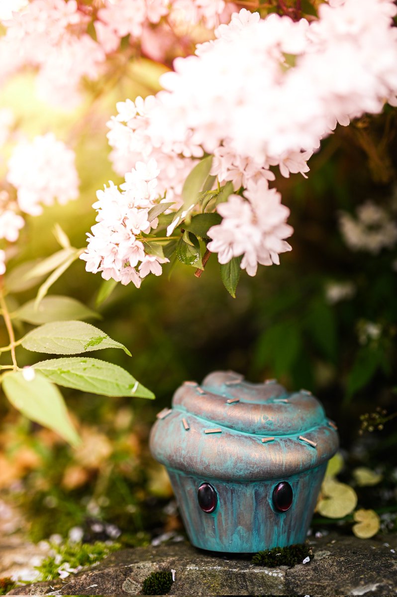 Finished this oxidized brass cupcake yesterday

It was commissioned by a private collector

Platform made by trash panda

#arttoy #vinyltoy #art #designertoy #designervinyl