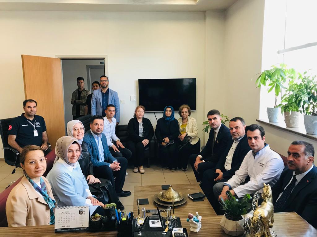 PartiSahinbey's tweet photo. Milletvekilimiz Sn.@deryabakbak27 ve @sahinbeybel bşk.yrd. @cumaguzel27, kadın kolları başkanımız @Ylmazkran17 Yönetim Kurulu üyelerimiz kadın kollarımız, Gençlik Kollarımız, ile birlikte Şahinbey Ağız ve Diş sağlığı merkezini ziyaret ettiler.
@erkankandemir 
@abdulhamitgul https://t.co/FyXmS3UILC