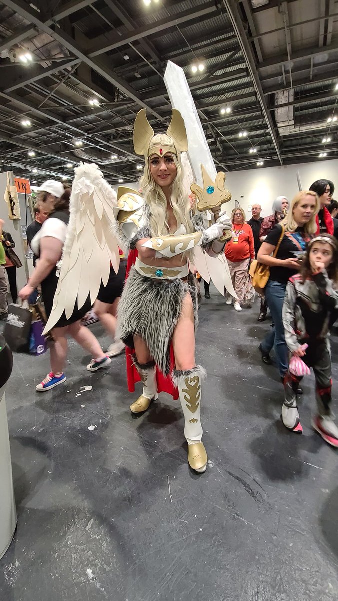 @MCMComicCon

And we go again, moment of the weekend involved this lady, and happened 30 seconds after this was photo taken, she was utterly lovely with the young man who had a picture with her!
Anyone know her? She was with Star Trek TNG guys, let me know...

#MCM #ComicCon2022