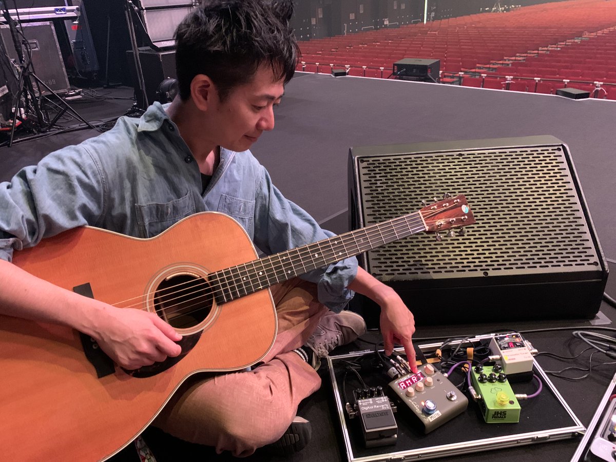 JES1988's tweet photo. #LRBaggs の #Voiceprint を #エレファントカシマシ のツアーから採用した #ヒラマミキオ 氏。
『ステージでアコギ本来の音色やタッチをそのままに鳴らしたかった。アコギボディ本来の膨よかさ、ソロ時のタッチやダイナミクスがイメージに近い音が出せ表現する意欲が湧く。』
#jesinternational https://t.co/BA2DfnCDxy
