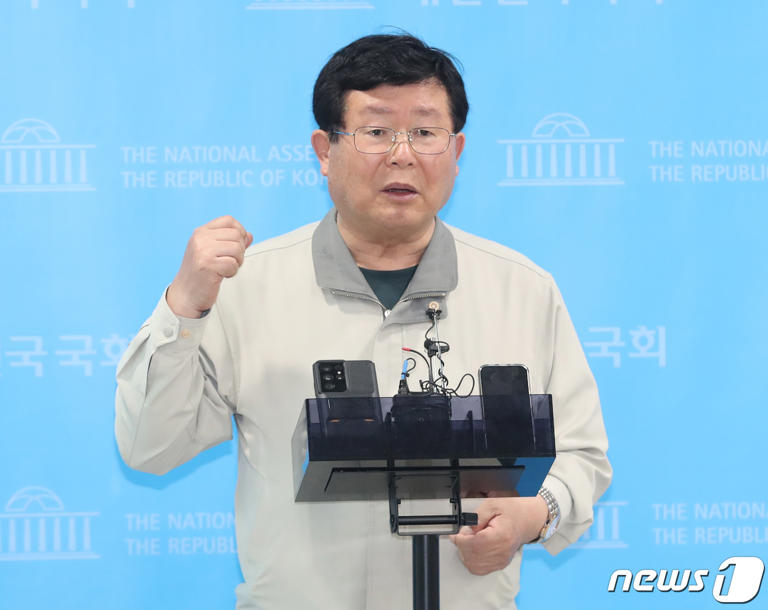 설훈  왜 억울하냐??
뇌물노트 억울하다고??
설훈  너는 이재명 대표 한티 
카드라 통신뿐인대도 뭐라했냐
왜 너는당하니 억울하냐
뇌물노트 나왔다하니  뇌물먹었어??
진짜  믿어  이리외치면 되지않나
당신이 당 대표한티 그랬잖어