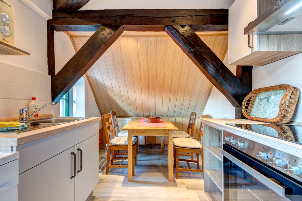 #AlteSchnitterkate is quietly located on the outskirts of #Lassan and yet central to the harbor. The #PeeneRiver separates this beautiful area from the #islandofUsedom and connects it at the same time. A very special place for a relaxing getaway! 🇩🇪 (bit.ly/438ShnQ)