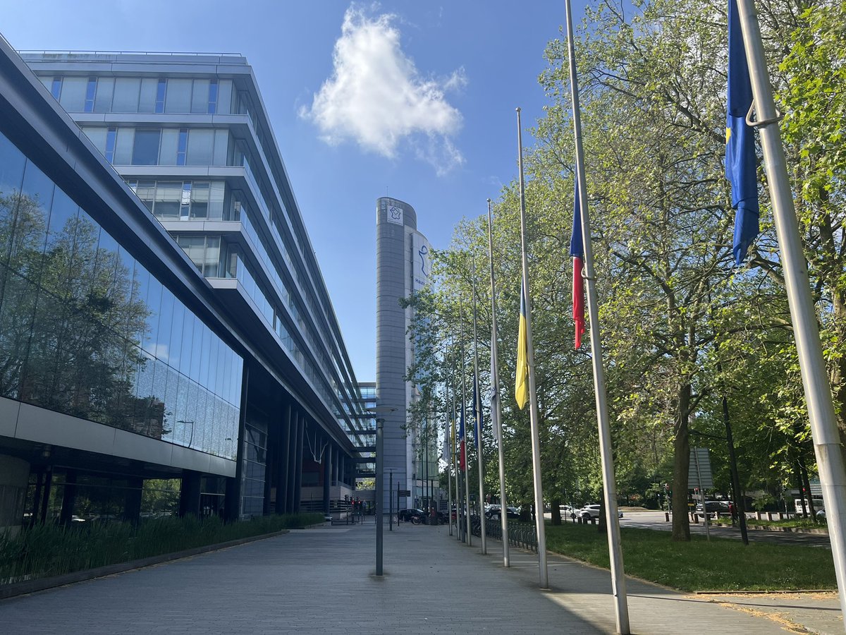 hautsdefrance's tweet photo. Les drapeaux du Siège de Région de Lille et de l’Hôtel de Région d’Amiens sont mis en berne en hommage aux policiers du commissariat de #Roubaix, ayant perdu brutalement la vie dimanche dernier. 

Toutes nos pensées à leurs familles et leurs collègues.

 #hautsdefrance https://t.co/5VUd9jJA5P