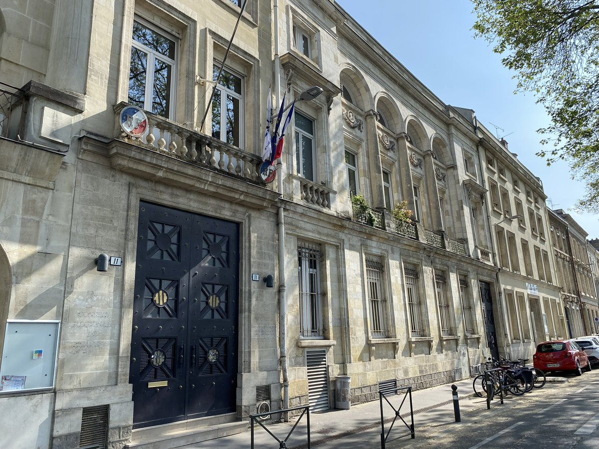 hautsdefrance's tweet photo. Les drapeaux du Siège de Région de Lille et de l’Hôtel de Région d’Amiens sont mis en berne en hommage aux policiers du commissariat de #Roubaix, ayant perdu brutalement la vie dimanche dernier. 

Toutes nos pensées à leurs familles et leurs collègues.

 #hautsdefrance https://t.co/5VUd9jJA5P