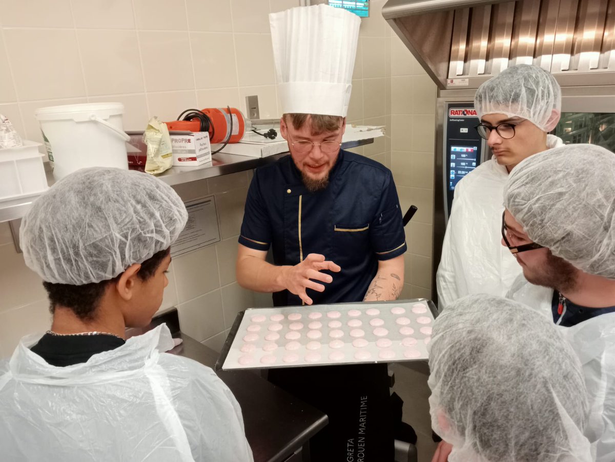 CurieBernay's tweet photo. Quoi de ➕ gratifiant pour un personnel que de mettre en ✨ un 👨‍🎓 qui réussi ?  M. Bertrand a fait découvrir  la pâtisserie avec notre ancien élève @ThomasLglln devenu maitre dans l'art de nous faire saliver. Merci à lui et à notre CPE (Comprendre Pour Entreprendre) @MoncadaFra https://t.co/JP6jgl0JBr