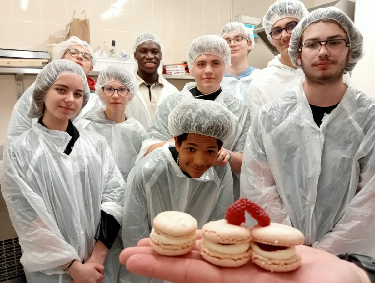 CurieBernay's tweet photo. Quoi de ➕ gratifiant pour un personnel que de mettre en ✨ un 👨‍🎓 qui réussi ?  M. Bertrand a fait découvrir  la pâtisserie avec notre ancien élève @ThomasLglln devenu maitre dans l'art de nous faire saliver. Merci à lui et à notre CPE (Comprendre Pour Entreprendre) @MoncadaFra https://t.co/JP6jgl0JBr